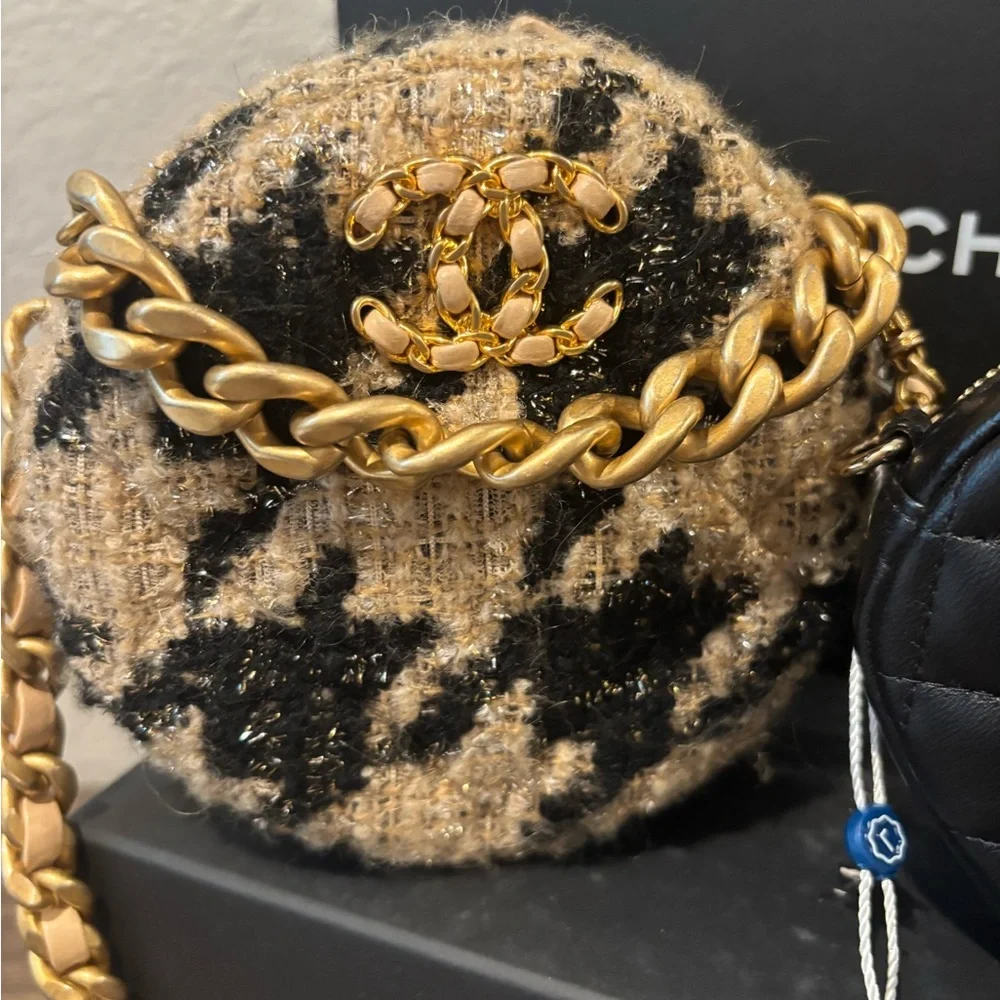 CHANEL 19 Collection Houndstooth Tweed Lambskin Round Crossbody W/ Coinpurse - Picture 8 of 16